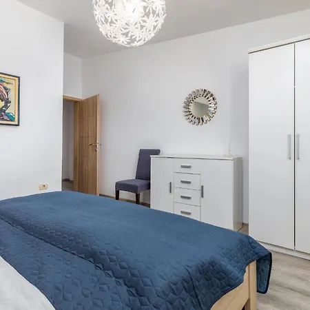 Apartment In With Wifi Pula